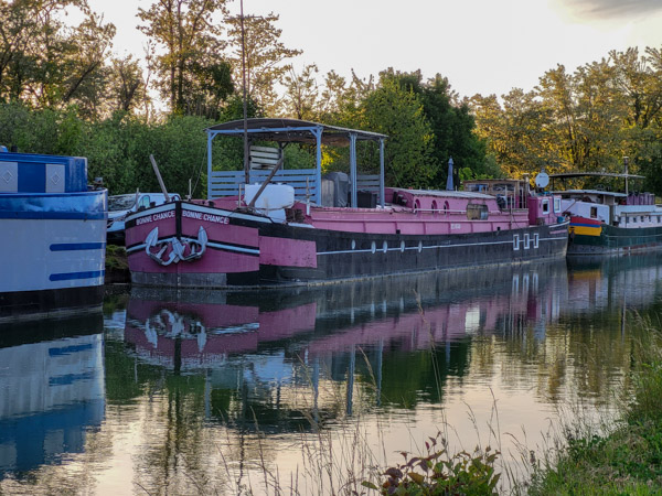 Péniche-Bonne-Chance: overnachten in Eckwersheim, Elzas, Frankrijk Péniche-Bonne-Chance: overnachten in Eckwersheim, Elzas, Frankrijk